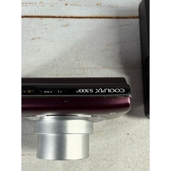 Nikon COOLPIX S3000 12MP Digital Camera 4x Zoom Purple Compact - Picture 2 of 8